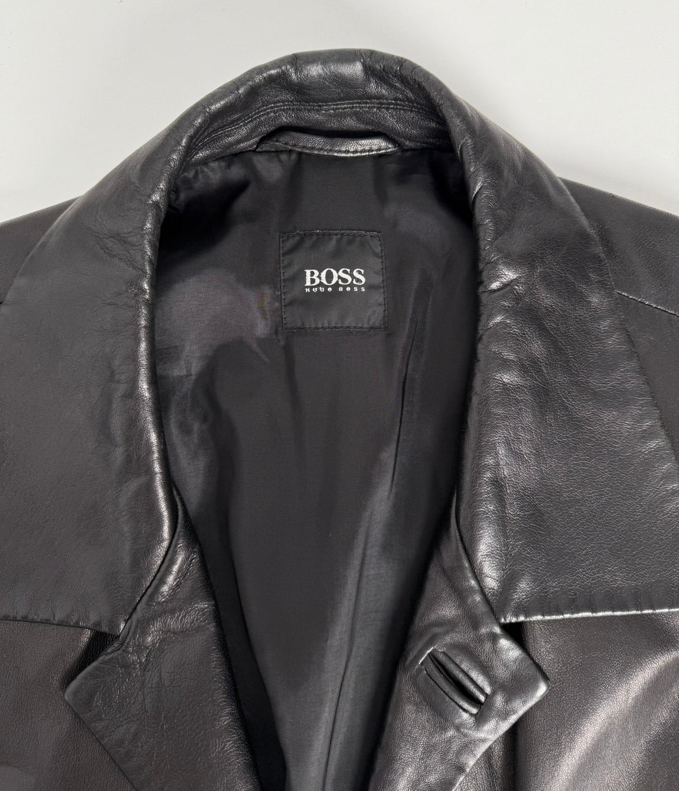 Abrigo de piel Hugo Boss (XXL)