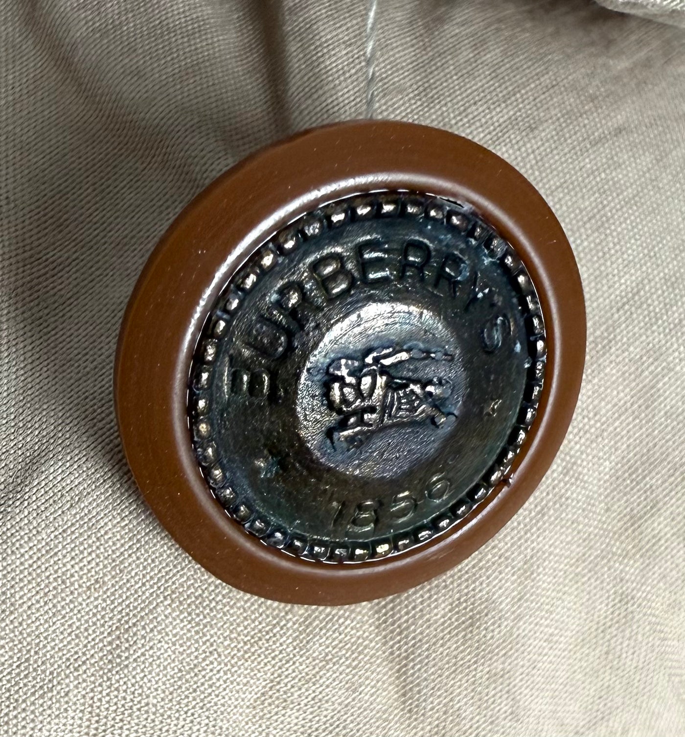 Gabardina Burberry (L)