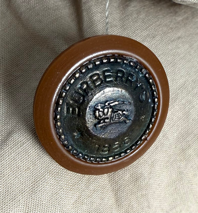 Gabardina Burberry (L)