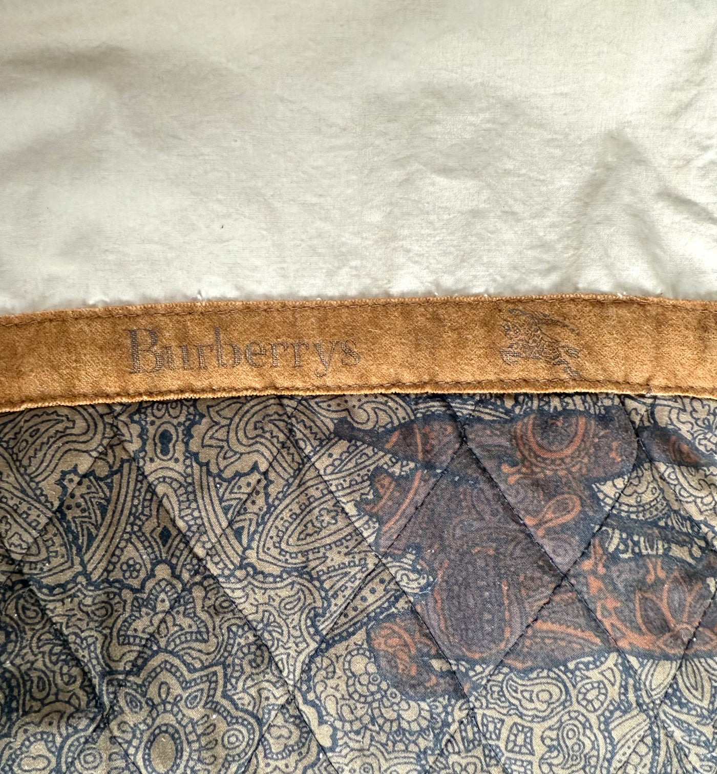 Gabardina Burberry (L)