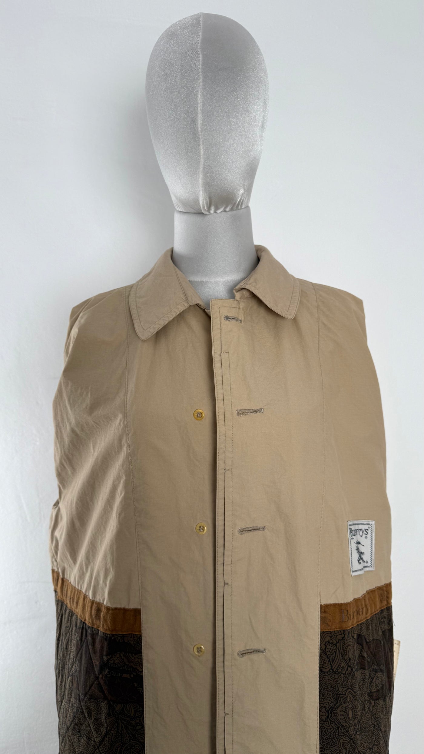 Gabardina Burberry (L)